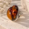 Anillo ajustable con Ámbar de Lituania de color miel y latón