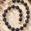 Collar azul y marrón realizada con Cuarzo y resina