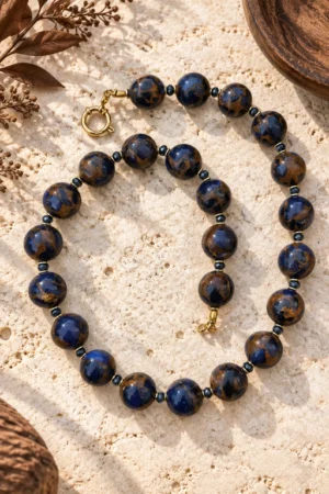 Collar azul y marrón realizada con Cuarzo y resina