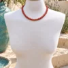 Collar de bolas de Coral manzana y detalles dorados
