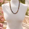collar-de-chips-de-piedras-de-turmalina-multicolor-busto Collar de chips de piedras de Turmalina multicolor