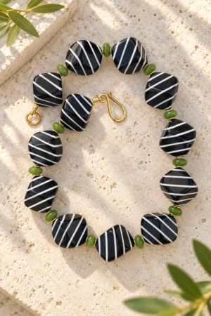 Collar de cuentas artesanales y detalles de Jade
