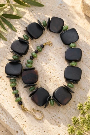 Collar de Ébano, Jade canadiense y arandelas de cuerno
