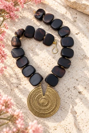 Collar de madera de Ébano y gran central de bronce