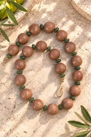 Collar de madera de Palisandro y Jade canadiense