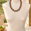 collar-de-madera-de-palisandro-y-jade-canadiense-busto Collar de madera de Palisandro y Jade canadiense