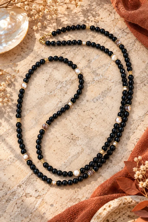 Collar de Turmalina negra y perlas de río de Nácar