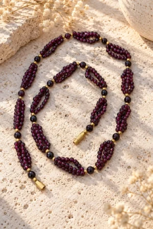 Collar triple hilo de bolas de Granate y detalles dorados
