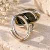 detalle-anillo-ajustable-con-ambar-amarillo-de-lituania-y-laton Anillo ajustable con Ámbar amarillo de Lituania y latón