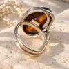 detalle-anillo-ajustable-con-ambar-de-lituania-tono-miel-y-laton Anillo ajustable con Ámbar de Lituania tono miel y latón