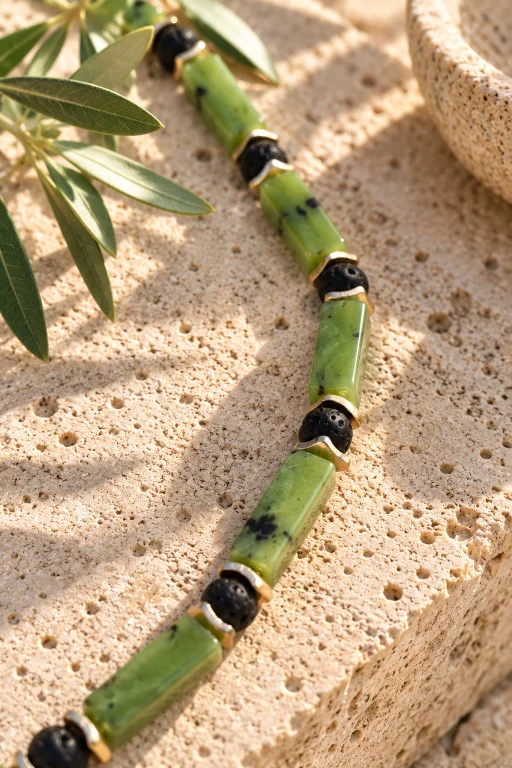detalle-collar-choker-de-jade-canadiense-y-bolitas-de-lava Collar choker de Jade canadiense y bolitas de Lava