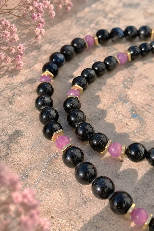 Collar de Turmalina negra y bolitas de Rubí facetadas