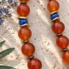 detalle-collar-largo-de-cornalina-y-detalles-en-lapislazuli Collar largo de Cornalina y detalles en Lapislázuli
