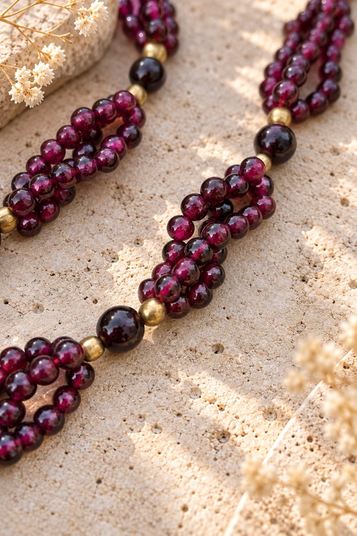 Collar triple hilo de bolas de Granate y detalles dorados