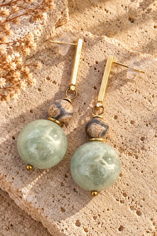 Pendientes de bola de Berilo verde y Ágata tibetana