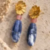 Pendientes de Sodalita, vidrio artesanal y enganche de flor