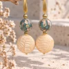 Pendientes de resina artesanal y pieza de piel de serpiente
