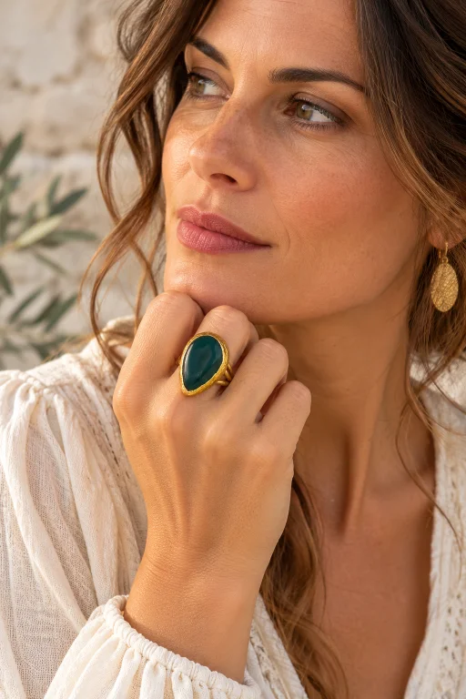 mujer-con-anillo-ajustable-con-piedra-de-agata-con-bronce Anillo ajustable con piedra de Ágata con bronce