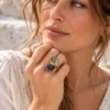 mujer-con-anillo-ajustable-de-amatista-y-labradorita-con-bronce Anillo ajustable de Amatista y Labradorita con bronce