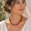 Collar de bolas de Coral manzana y detalles dorados