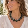 Collar de cuentas artesanales y detalles de Jade