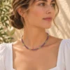 mujer-con-collar-de-piedras-facetadas-de-amatista-y-peridoto Collar de piedras facetadas de Amatista y Peridoto