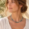 mujer-con-collar-de-piedras-facetadas-de-apatita-y-amazonita Collar de piedras facetadas de Apatita y Amazonita