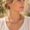 mujer-con-collar-de-piedras-facetadas-de-peridoto-y-amatista Collar de piedras facetadas de Peridoto y Amatista