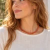 mujer-con-collar-tipo-choker-de-donuts-de-aventurina-naranja Collar tipo choker de donuts de Aventurina naranja