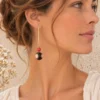 mujer-con-pendientes-de-bola-de-resina-artesanal-y-coral-manzana Pendientes de bola de resina artesanal y Coral manzana