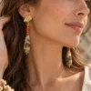 mujer-con-pendientes-de-gotas-de-serpentino-y-detalles-de-cornalina Pendientes de gotas de Serpentino y detalles de Cornalina