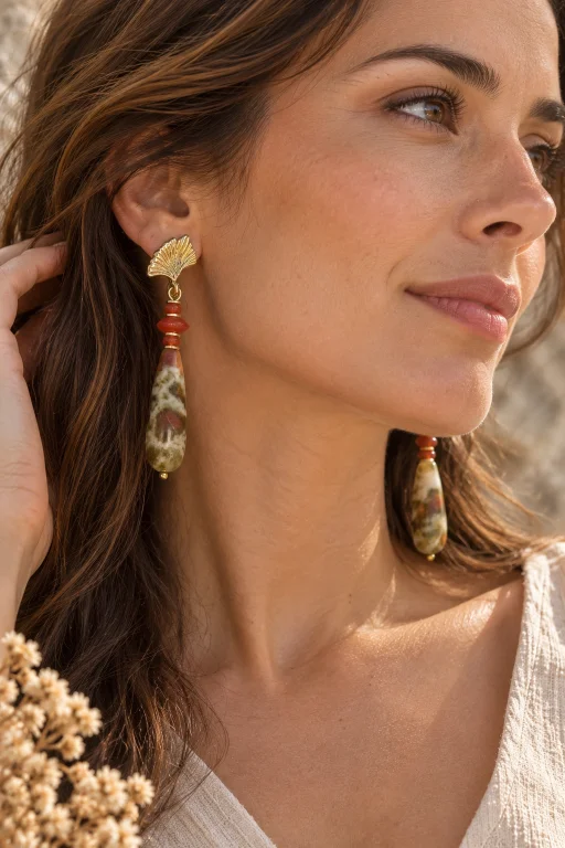 mujer-con-pendientes-de-gotas-de-serpentino-y-detalles-de-cornalina Pendientes de gotas de Serpentino y detalles de Cornalina