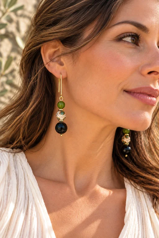 mujer-con-pendientes-de-onix-agata-tibetana-y-jade-canadiense Pendientes de Ónix, Ágata tibetana y Jade canadiense