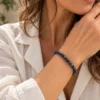 mujer-con-pulsera-de-espinela-azul-piedra-natural-bola-6-mm Pulsera de Espinela azul, piedra natural bola 6 mm.